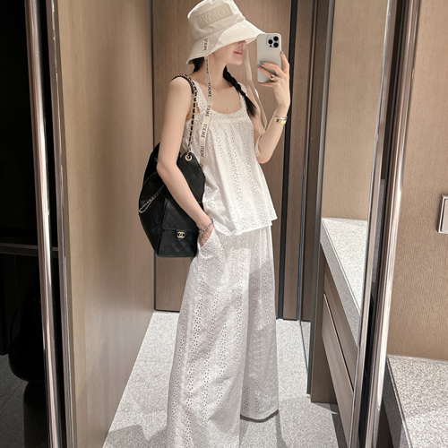 Hazy punching sleeveless