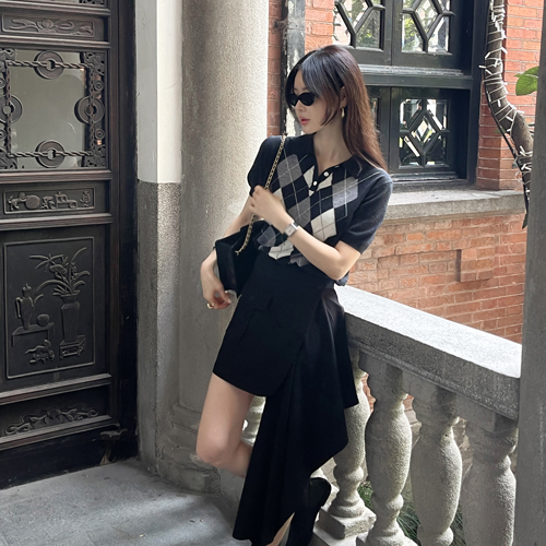 Raccoon argyle collar knit