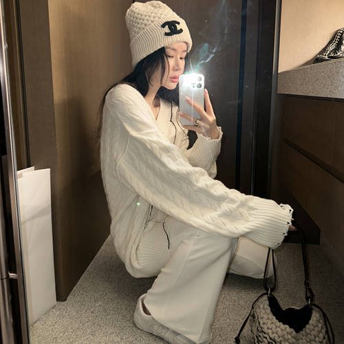 Extra wool stitch V-neck knit