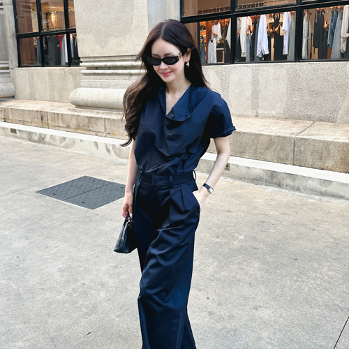 Hour ban-neck blouse