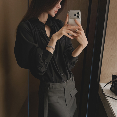 Bisque high-neck shirring shirt