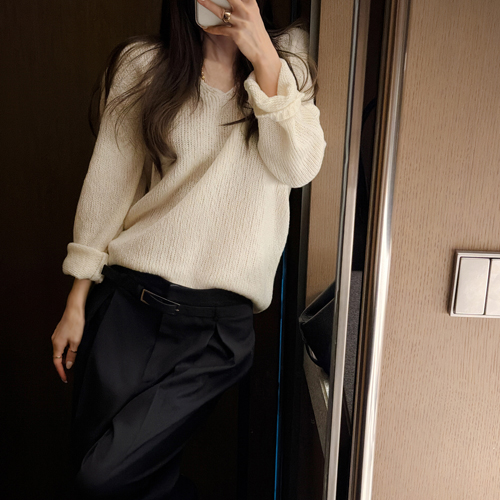Room wool V-neck knit