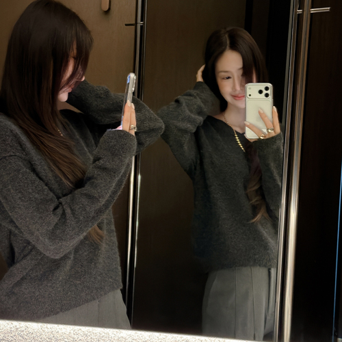 Turk raccoon wool V-neck knit